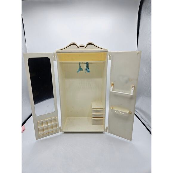 Marx Sindy‎ 1970s Wardrobe Cream Gold Trim Drawers Hangers Mirror - Picture 6 of 12